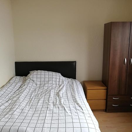 A Double Bedroom Near Glasgow City Centre Not In Great Condition Suitable For Short Stay Экстерьер фото